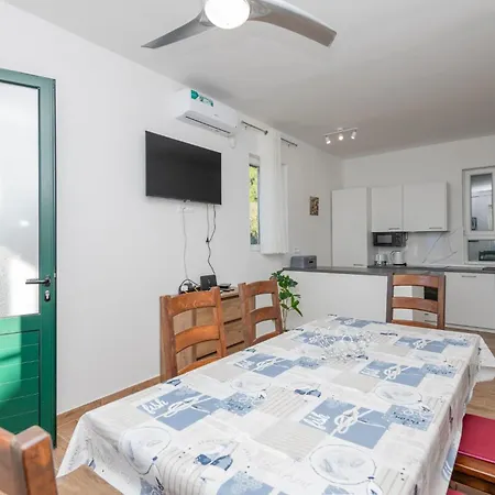 2 Bedroom Cozy In